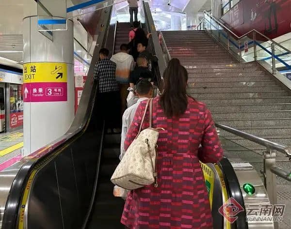 多地取消“左行右立”乘梯倡议！昆明的情况→