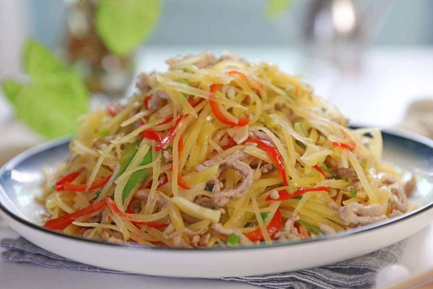 家常经典：土豆丝炒肉的独特风味