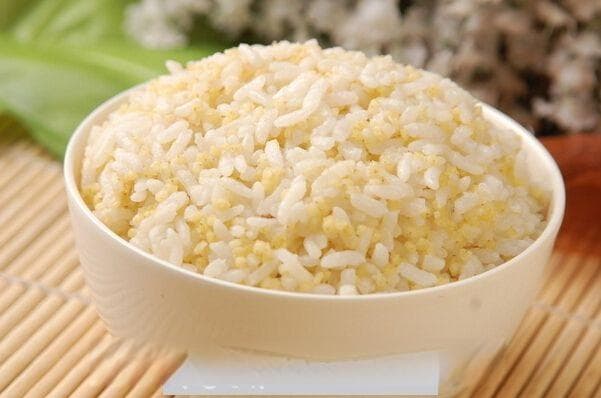 米饭变质辨别：变质的米饭能吃吗？为什么？