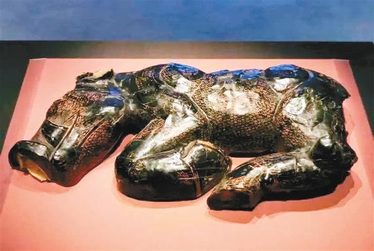 动感线条 变化万千 陕历博秦汉馆的萌“猪”：先秦高超的漆器彩绘技术