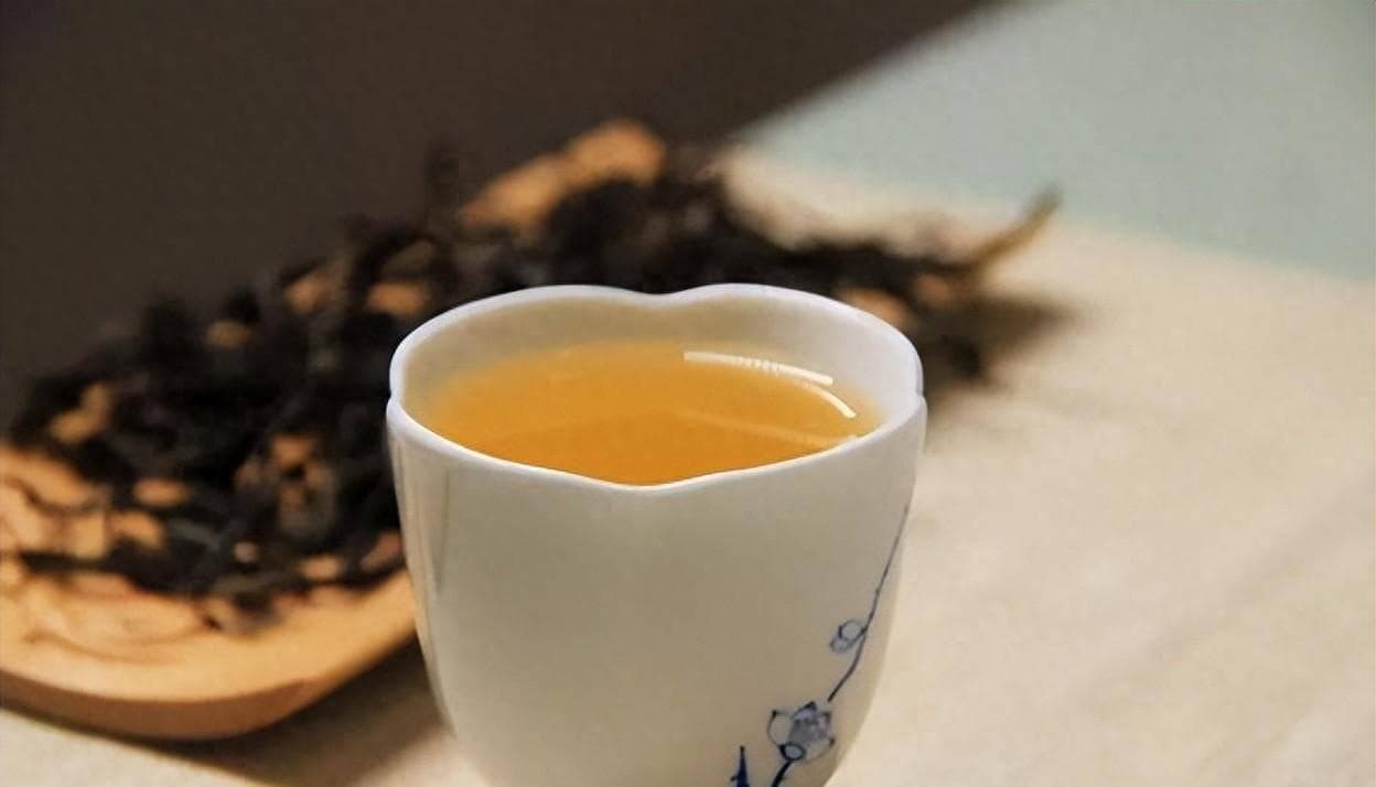 人到中年，如果频繁请客吃饭、送礼，说明了两个不好的真相