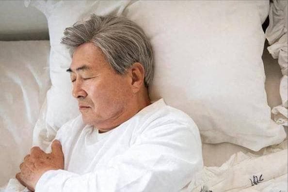 医生再三告诫：过了65岁后，宁愿睡到中午，也不要随便做这5件事