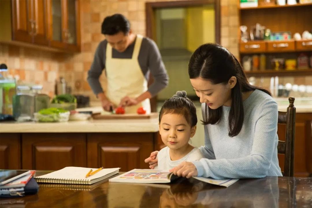 “严母慈父”还是“严父慈母”？专家解析最佳家庭教育模式