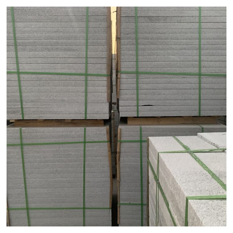 使用蘑菇石条石外墙裙，提升建筑外立面的视觉层次