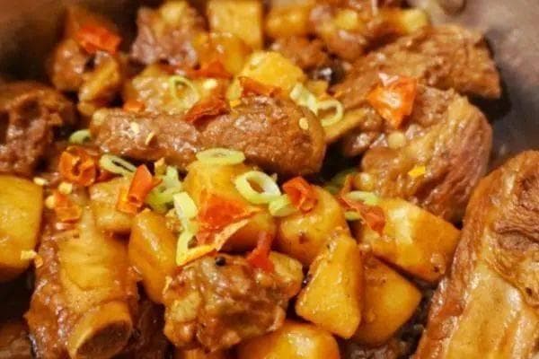 想要炖出既好吃又简单的猪排骨，关键在于选材、调料和烹饪技巧