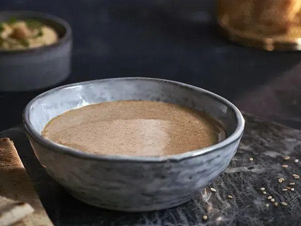 芝麻酱钙含量虽高，但专家建议每天食用量不超过一勺
