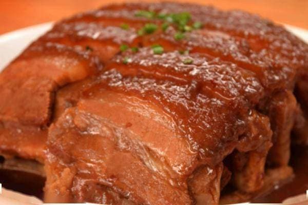 梅菜扣肉，作为一道经典的粤菜，色泽红亮、口感酥烂、肥而不腻
