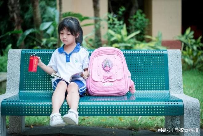 深圳校服已经成为一种独特的城市文化符号