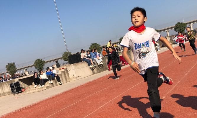 如何提升中学生100米跑步技巧（从正确起跑姿势到有效训练方法）