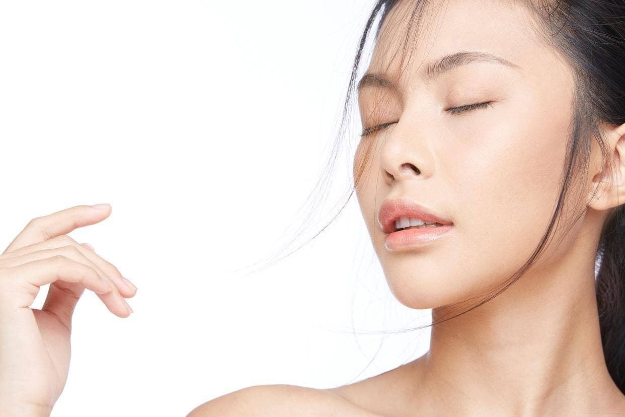 正确的妆前护肤步骤和技巧对于打造完美妆容非常重要