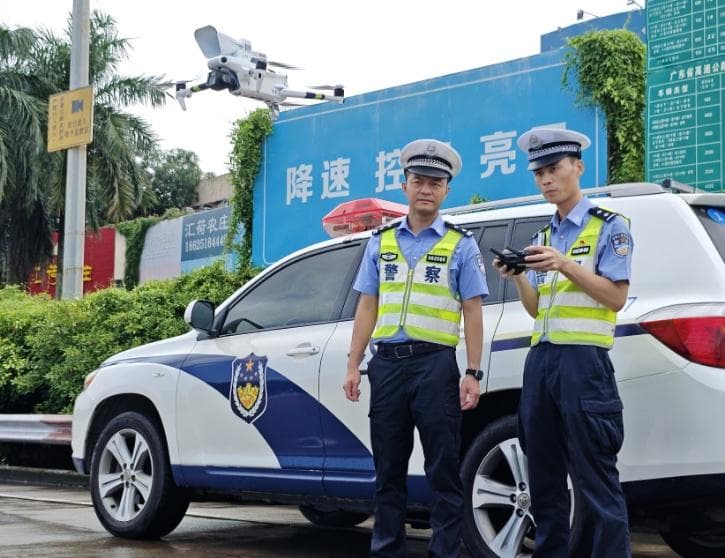 深圳启用无人机执法护航，精准打击交通违法守护校园