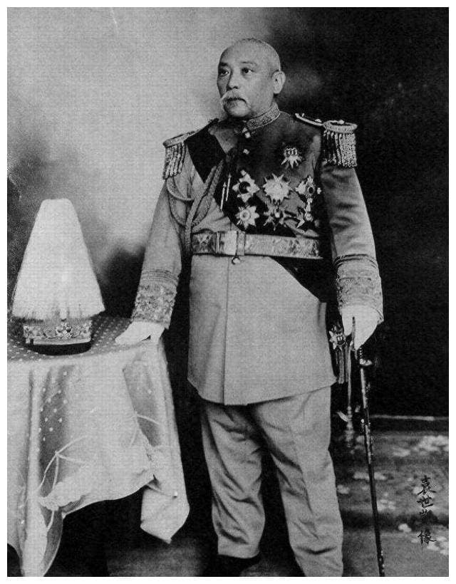 1916年袁世凯病逝，临终前预言“有三人能拯救中国”，他们是谁？