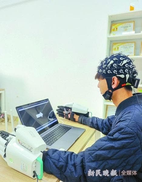 走进华理实验室：体验“全流程自适应生成式脑机接口系统”