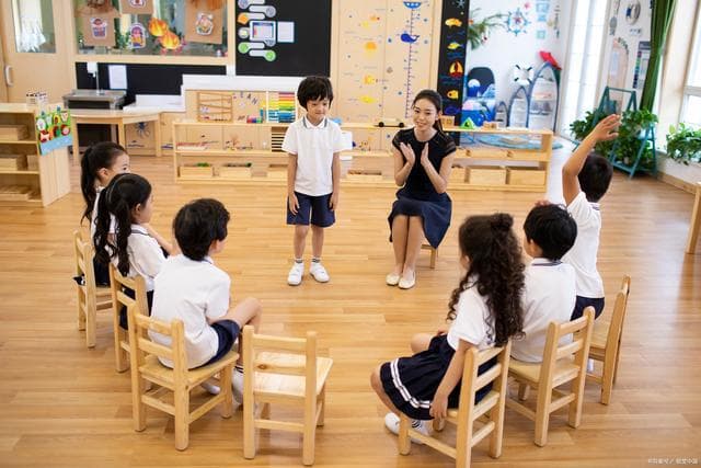 在幼儿园，孩子们表现出的亲密行为如相互拥抱，家长如何正确引导