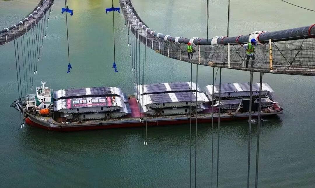 启动钢箱梁吊装！山东省最大跨径的跨海悬索桥建设再进一步