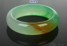 翡翠手镯戴旗袍可以吗，翡翠手镯与旗袍的完美搭配：时尚与传统的碰撞