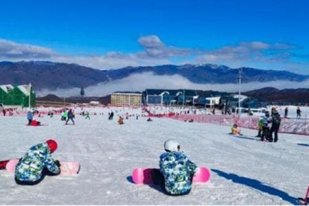 鳌山滑雪场：35万平米雪场，28条雪道满足不同水平雪友