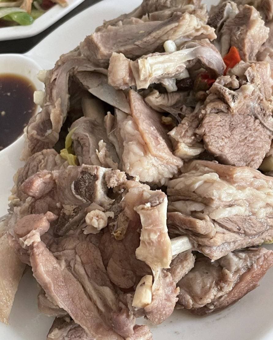 宁夏吴忠手抓羊肉的原汁原味，蘸蒜醋吃才够地道