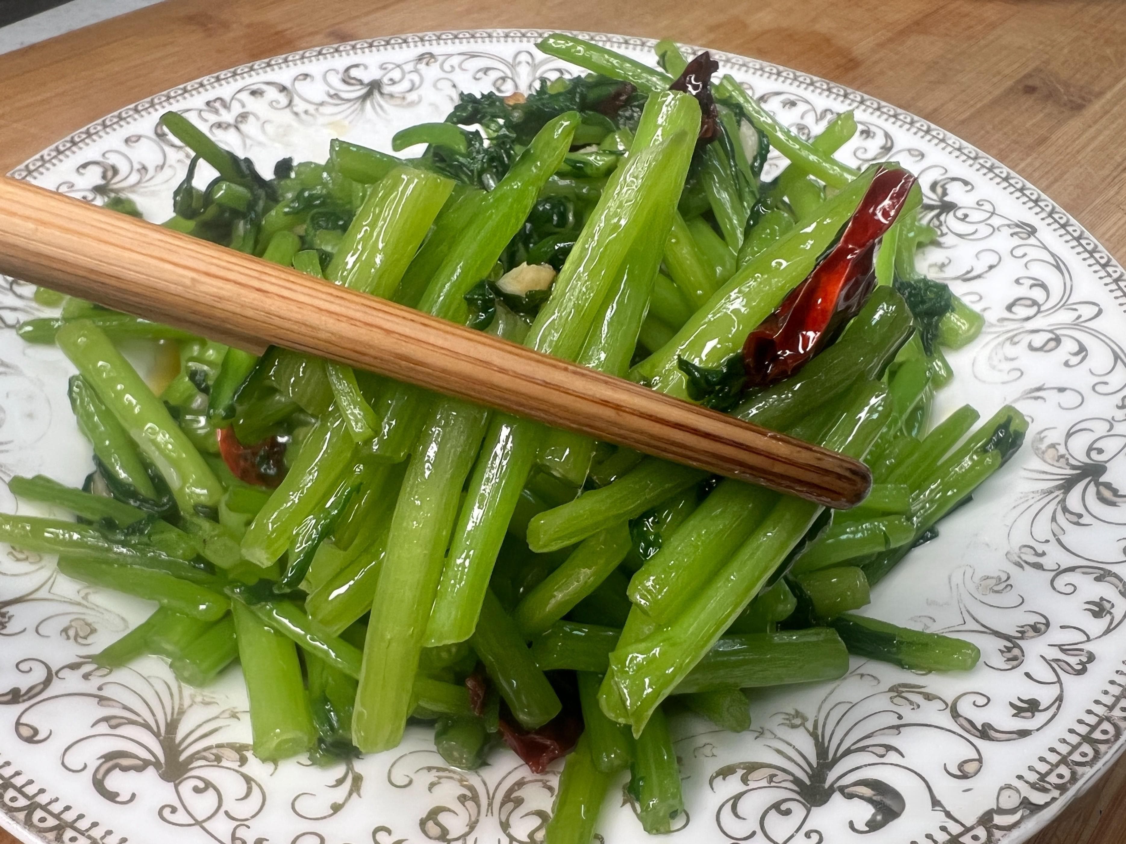 茼蒿做法大全家常炒菜详细（爽口开胃不油腻，20秒出锅）