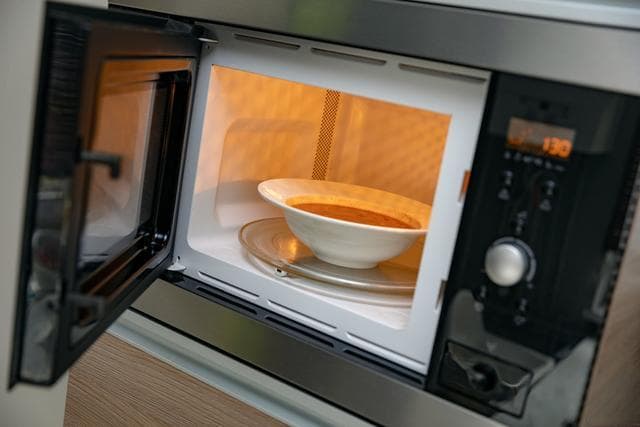 你知道哪些器具，可以放进微波炉加热吗？4种你有在使用吗？