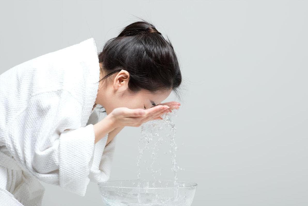 如何正确卸妆，可以清洁到位皮肤？