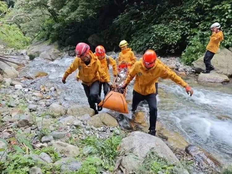 深夜，山上突闪“灯光”！不可不知的野外求救技能