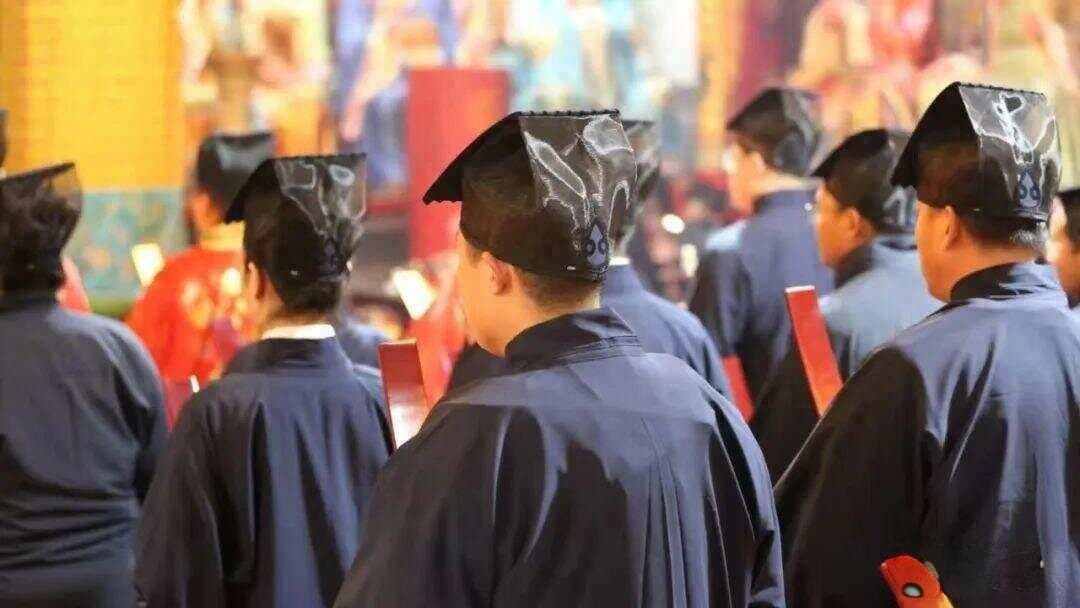 解析《封神演义》道教服饰：一字巾、扇云冠、鱼尾冠及白鹤绛绡衣