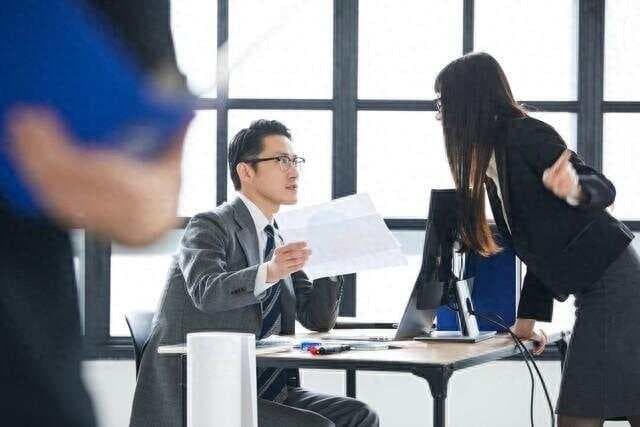 职场硬刚的智慧：从无脑对抗到权力博弈