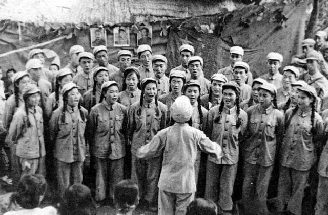 志愿军战士的坚强后盾：穿梭在战场的精灵，平凡而又伟大的文艺兵