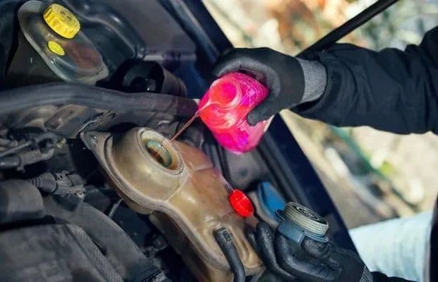 玻璃水使用全攻略：不同季节、颜色的玻璃水能否混加？