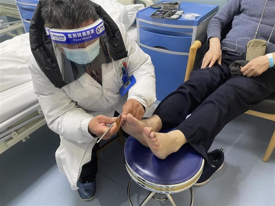 得了灰指甲不治疗，老糖友险些“自伤”