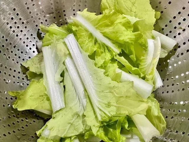 家常炒面是道简单又美味的面食，制作不复杂，让人品尝到家的味道