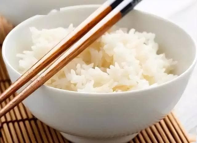 糖尿病患者要远离米饭？医生：不想血糖失控，尽量少吃这3种主食