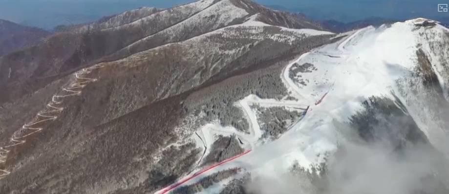 “滑雪+”牵手春节点亮“冰雪经济” 消费新场景持续火爆