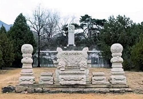 十三陵石烛台失窃案：安防漏洞暴露文物保护隐患
