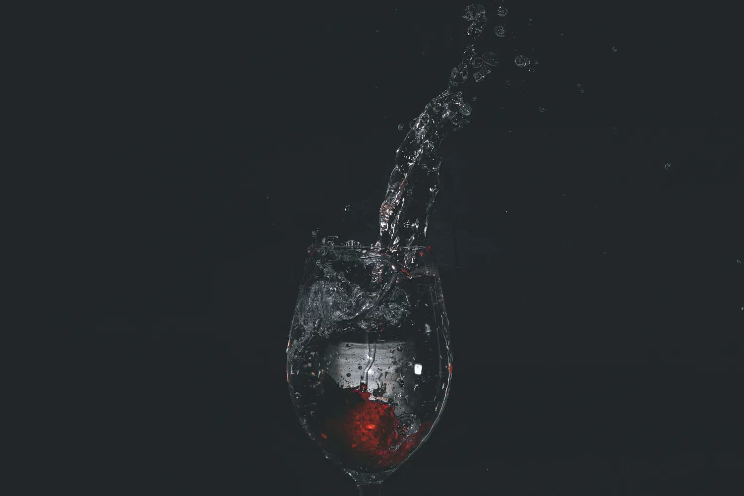 从眼泪到葡萄酒：《乌拉波拉故事集》的人生启示