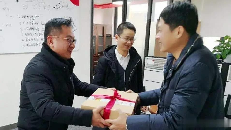 领导婉拒礼物怎么办？这四个方案既不失礼又显智慧
