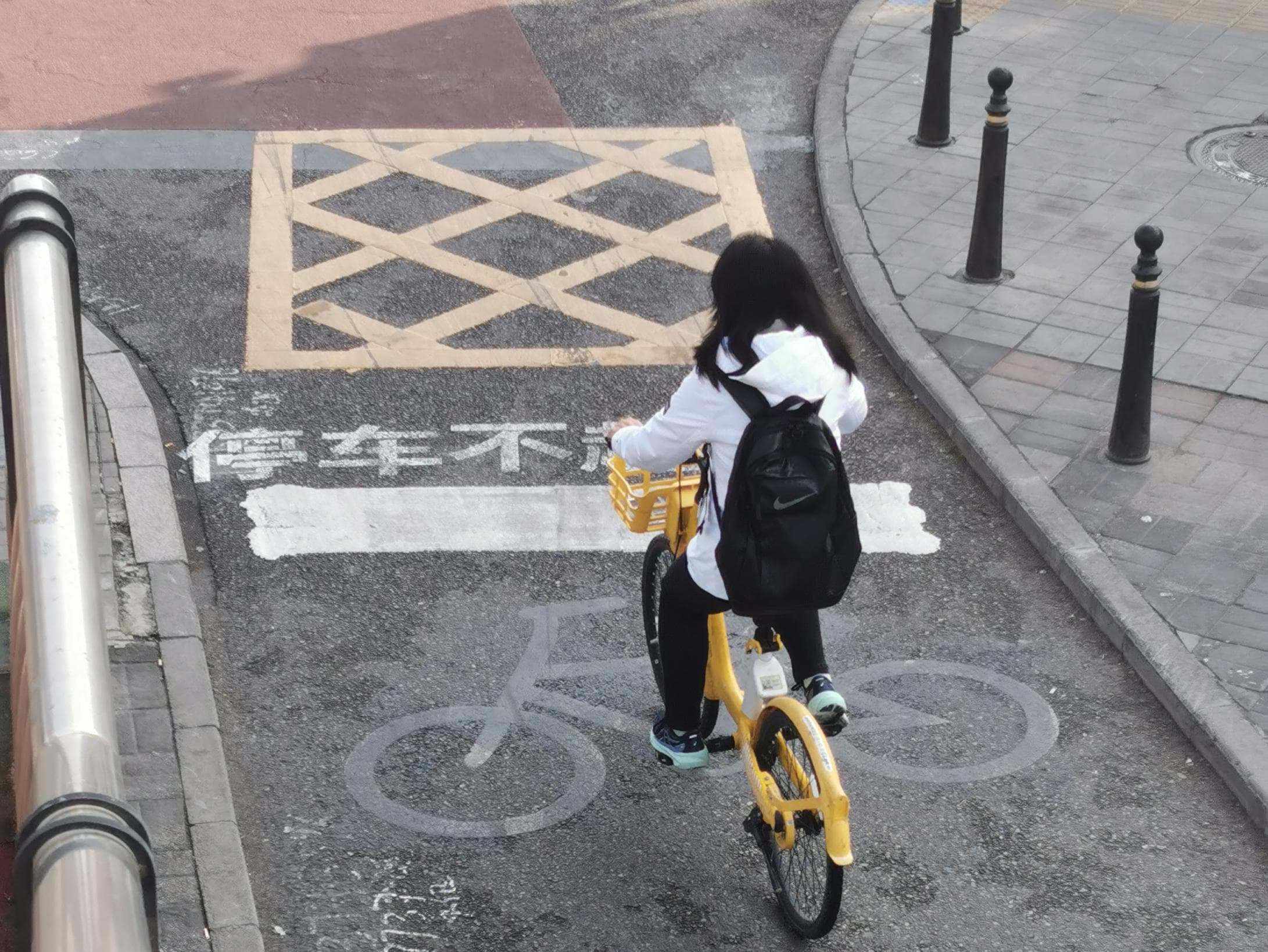 北京130余处路口试点非机动车停止线后移，提升交通安全与通行效率