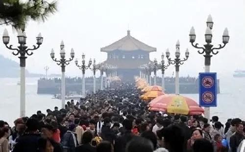 青岛栈桥游人如织，烟台栈桥静候知音——探寻背后的故事