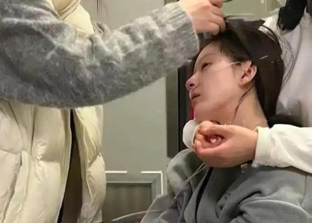 赵露思因抑郁症住院，专家解析抑郁症成因与应对方法