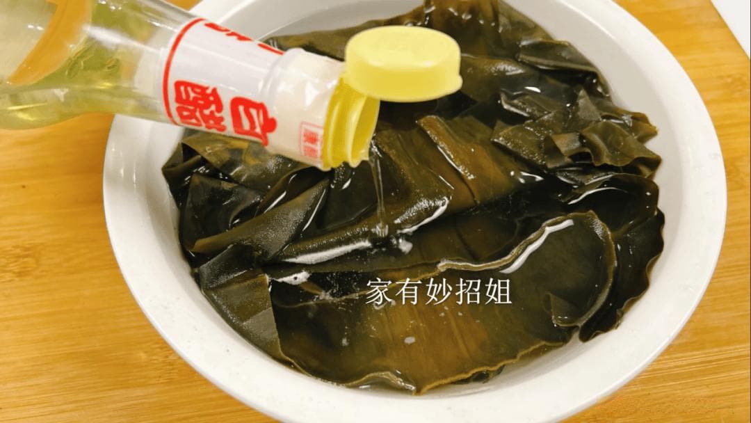 泡海带时，切记别直接用清水泡，水产贩子教我一招，15分钟泡开无腥味，太省时间了