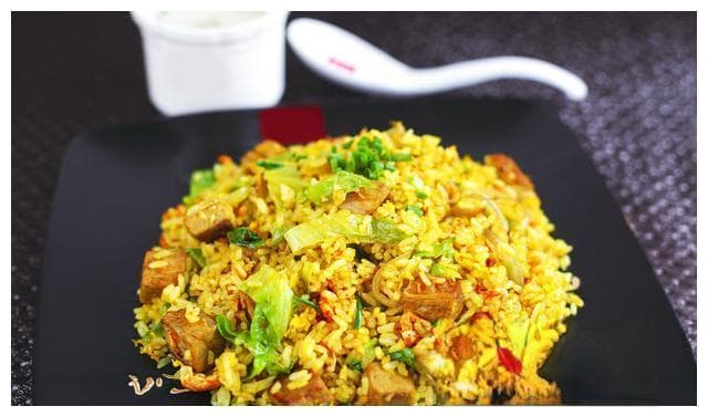 炒蛋炒饭的正确顺序：先让米饭裹上蛋液