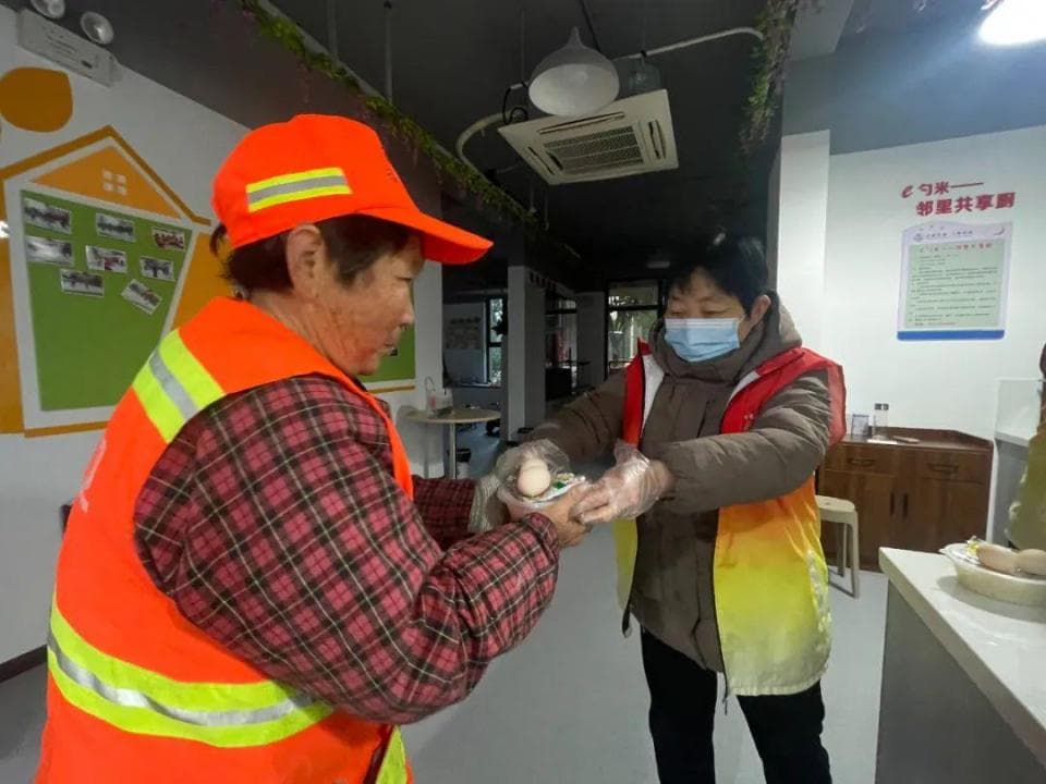 请环卫工人免费吃早餐！六安这个社区真暖心