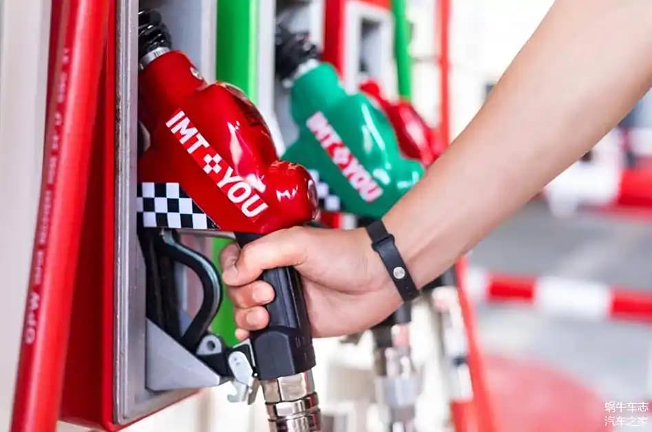 年轻人十多万想买一辆省钱实用的代步车，选燃油车还是电动车？