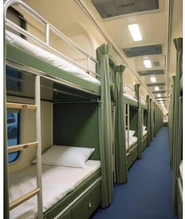 火车卧铺改造引热议：取消过道提高空间利用率，但安全私密性成关注焦点
