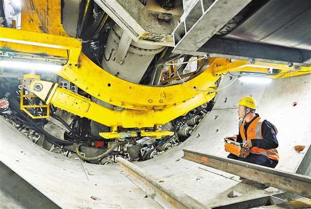 重庆轨道交通建设“双线告捷” 轨道交通7号线盾构始发攻克硬岩挑战