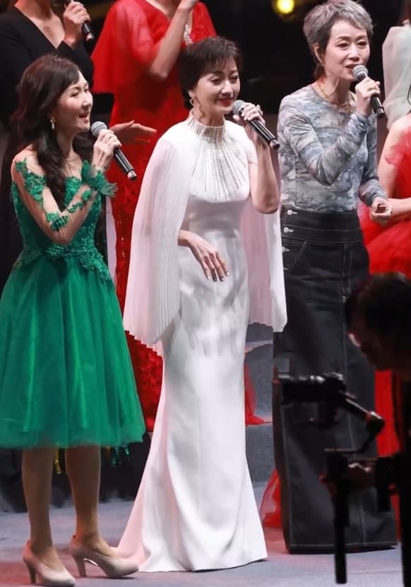 陈美琪65岁重现小青，30周年演唱会再展灵动风采