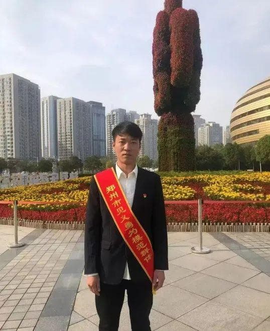 他曾暴雨中“劈”车救3人，如今病危进ICU抢救