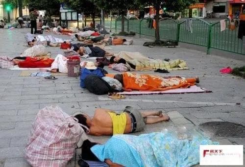 工人失业农民失去土地又找不到工作，大量的无业人员该怎么生活？