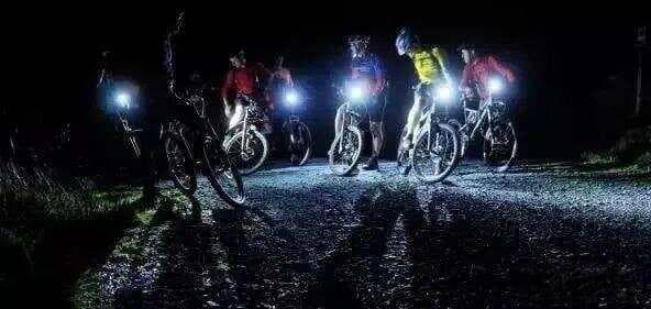 夜晚户外骑自行车时，应该保持什么样的骑行时长？
